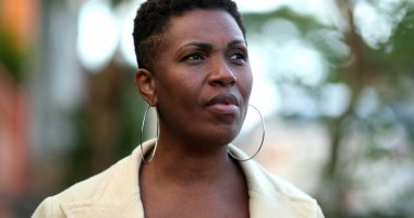 Dışarıda durup düşünen dalgın siyah kadın. Düşünceli hayal kırıklığına uğramış Afrikalı etnik kökenli kişi