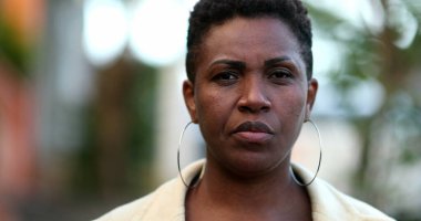 Dışarıda durup düşünen dalgın siyah kadın. Düşünceli hayal kırıklığına uğramış Afrikalı etnik kökenli kişi