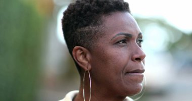 Düşünceli Afrikalı kadın düşüncesi. Derin düşüncelere dalmış siyah bir kadın. Dışarıyı düşün.