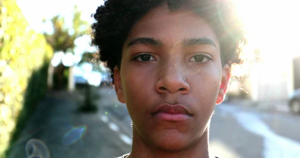 Junge Mit Covid Gesichtsmaske Draußen Auf Der Straße — Stockfoto