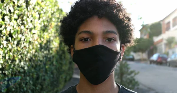 Jovem Rapaz Andando Rua Usando Máscara Facial Covid — Fotografia de Stock
