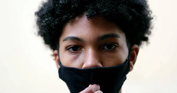 Jovem Rapaz Tirar Máscara Facial Miúdo Raça Mista Remove Máscara — Fotografia de Stock