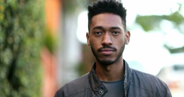 Genç Afrikalı adam ileri yürüyor. Siyahi kökenli, hareketli gülümseyen adam.