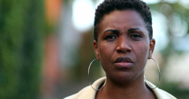 Üzgün Afrikalı kadın kamerayla konuşurken tiksinti duyuyor.