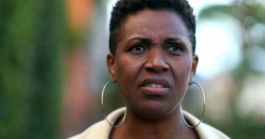 Üzgün Afrikalı kadın kamerayla konuşurken tiksinti duyuyor.