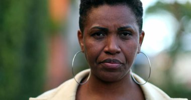 Üzgün Afrikalı kadın kamerayla konuşurken tiksinti duyuyor.