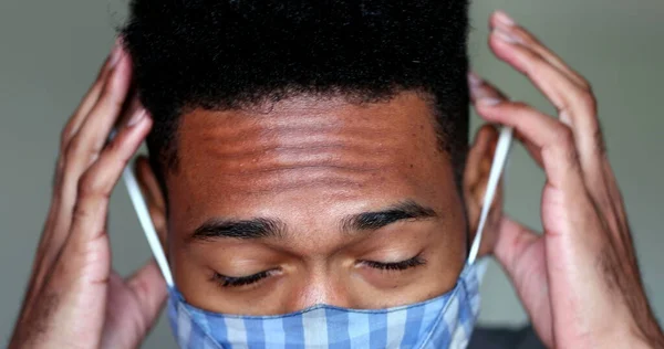 Young Black Man Takes Covid Face Mask — 스톡 사진