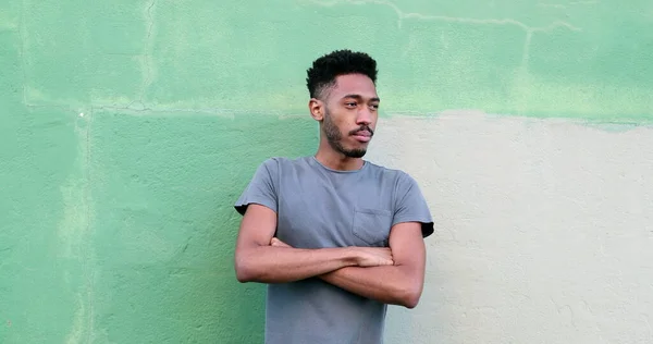 Genç Siyahi Adam Dışarıda Kollarını Kavuşturup Duvara Yaslanıyor Rastgele Kameraya — Stok fotoğraf