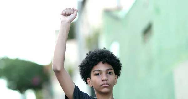 Молодой Черный Мальчик Поднимает Кулак Воздух Ребенок Смотрит Камеру Знак — стоковое фото
