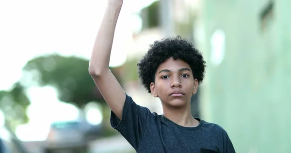 Młody Czarny Chłopiec Podnoszący Pięść Powietrzu Dzieciak Patrzący Przed Kamerą — Zdjęcie stockowe