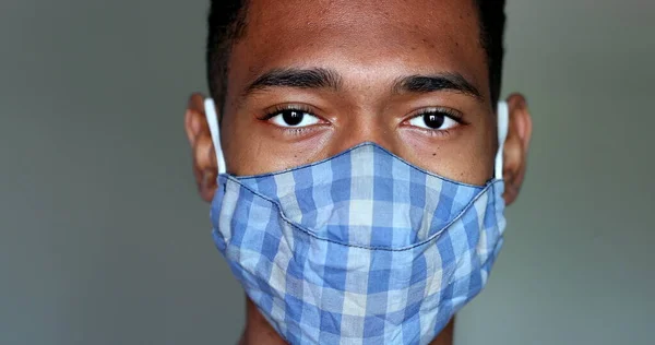 Junger Schwarzer Afrikaner Trägt Bunte Gesichtsmaske — Stockfoto