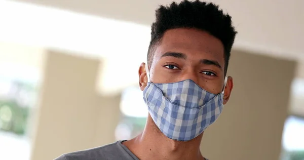 Junger Afrikanischer Mann Trägt Covid Gesichtsmaske Mischethnizität Trägt Maske — Stockfoto