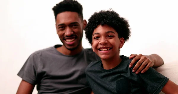 Zwei Brüder Zusammen Lächelnd Schwarze Mischlingsgeschwister Älterer Und Jüngerer Bruder — Stockfoto
