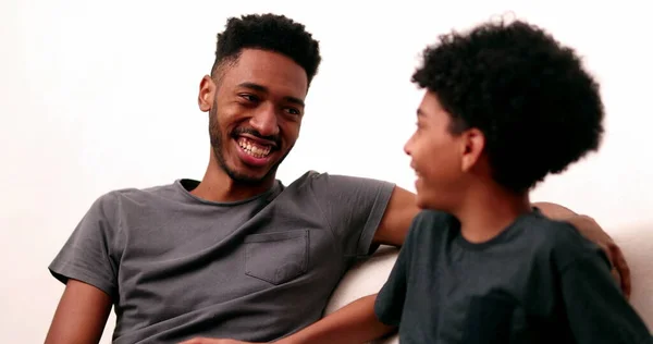 Két Testvér Beszélgetett Egymással Fekete Afrikai Testvérek Beszélgettek — Stock Fotó