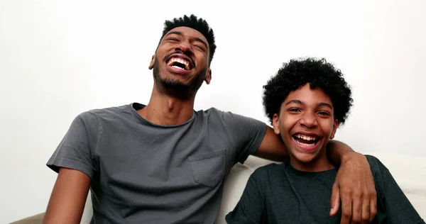 Zwei Brüder Die Miteinander Lachen Und Lächeln Ältere Und Jüngere — Stockfoto