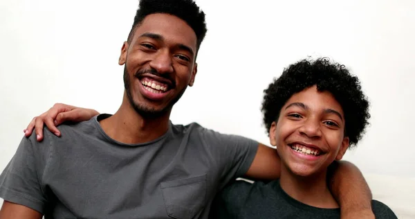 Dva Bratři Spolu Smáli Usmívali Starší Mladší Sourozenci Sbližují — Stock fotografie