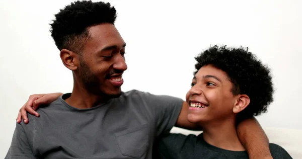 Dwóch Braci Się Śmieje Uśmiecha Starsze Młodsze Rodzeństwo Nawiązuje Więź — Zdjęcie stockowe