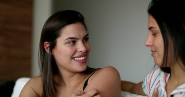 Arkadaşlar evde sohbet ediyorlar. Açık sözlü kadın diyaloğu. İnandırıcı olmayan kız