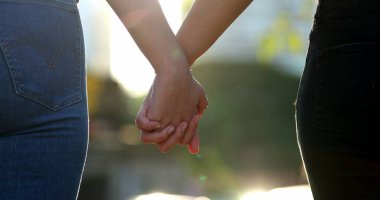 Ellerin yakın plan ayrılması. Elleri ayır, elleri ayır.