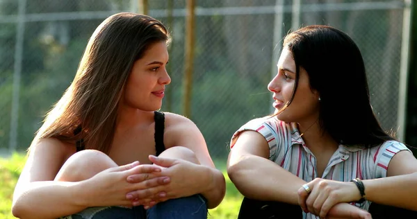 Candid Female Friends Conversation Park Two Girlfriends Speaking Each Other — Stok fotoğraf