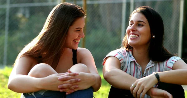 Onbeschaamde Vrouwelijke Vrienden Gesprek Buiten Het Park Twee Vriendinnen Die — Stockfoto