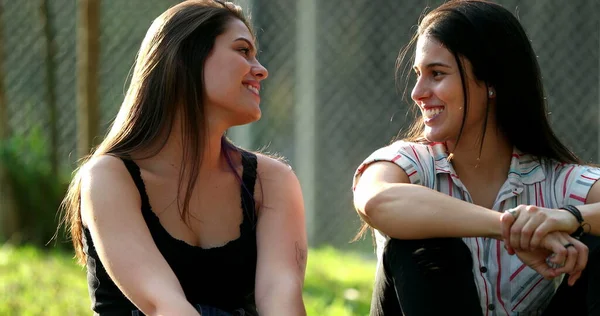 Candid Female Friends Conversation Park Two Girlfriends Speaking Each Other — Zdjęcie stockowe