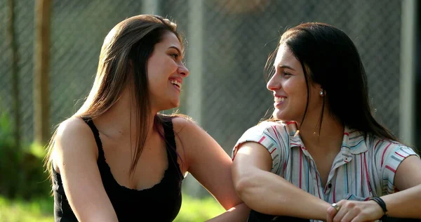 Candid Female Friends Conversation Park Two Girlfriends Speaking Each Other — Fotografia de Stock