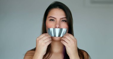 Ağızdan bandı çıkaran iddialı kadın rahatlama ve konuşma özgürlüğü hissediyor.