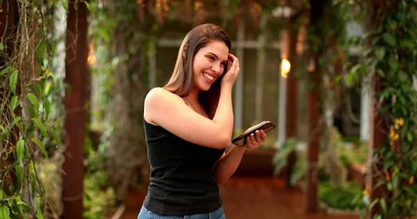 Beautiful Smiling Young Woman Using Cellphone — ストック写真
