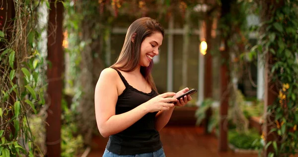 Beautiful Smiling Young Woman Using Cellphone — Photo