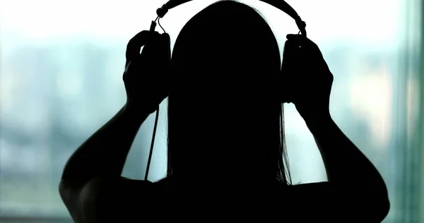 Back Woman Putting Headphones Silhouette Person Listening Music Song Podcast — Foto de Stock