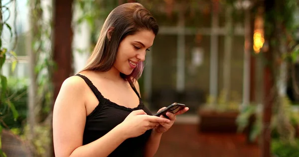 Girl Texting Holding Smartphone Device — ストック写真