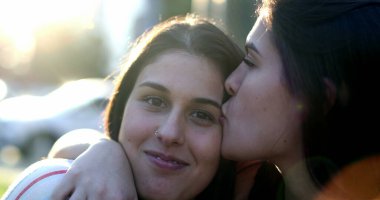 Güzel kız kameraya parmağını çeviriyor, yakın plan genç kadın orta parmak gösteriyor.