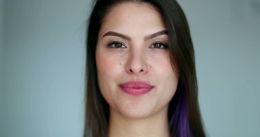 Milenyum kızı kameraya gülümsüyor. Portre kızı yüzü