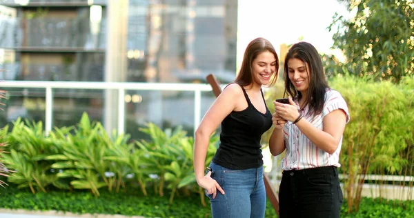 Two Young Women Looking Smartphone Device Laughing Smiling — Fotografia de Stock