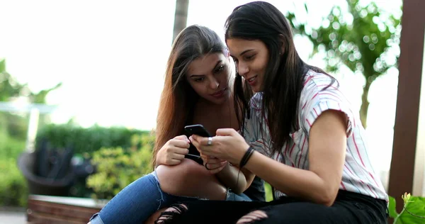 Two Young Women Looking Smartphone Device Laughing Smiling — Stockfoto