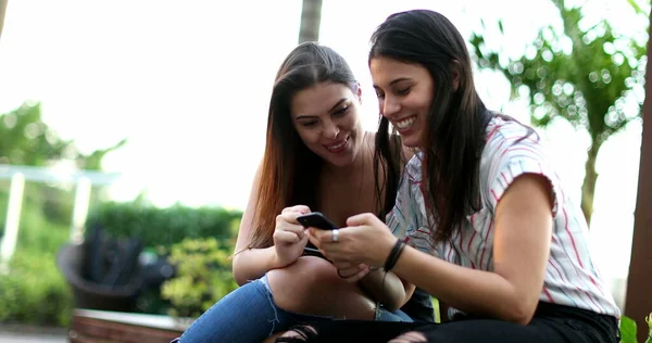 Two Young Women Looking Smartphone Device Laughing Smiling — Zdjęcie stockowe