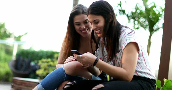 Two Young Women Looking Smartphone Device Laughing Smiling — Fotografia de Stock