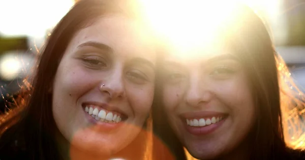 Two Millennial Girls Portraits Sunlight Lens Flare — 스톡 사진