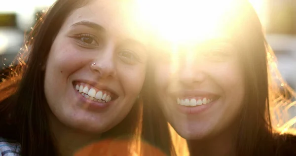 Twee Millenniummeisjes Portretteren Buiten Een Zonnevlam — Stockfoto