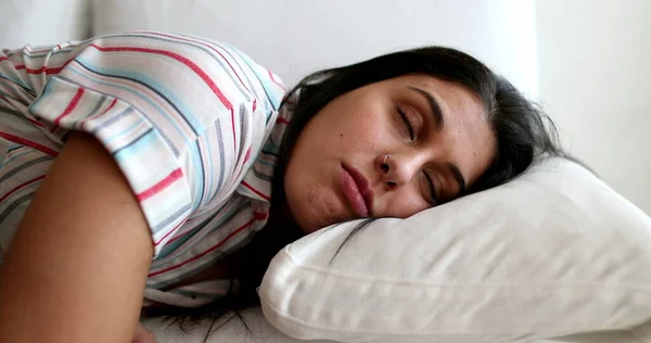 Lelah Depresi Wanita Muda Berbaring Sofa Merasa Sedih Dan Menyesal — Stok Foto