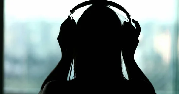 Silhouette Woman Listening Music Podcast Audiobook Person Removing Headphones — Foto de Stock