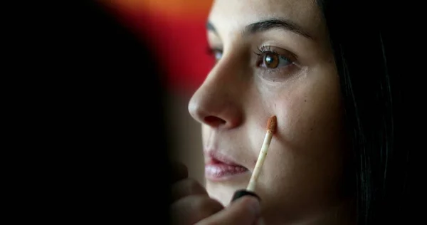 Portrait Woman Face Applying Make — Zdjęcie stockowe