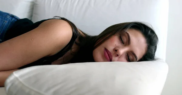 Gadis Milenial Sofa Tertidur Lelap Wanita Muda Tidur Siang — Stok Foto