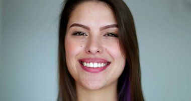 Orta parmak gösteren genç bir kadın, tavırları olan güzel bir kız gülümserken saldırgan bir hareket gösteriyor.