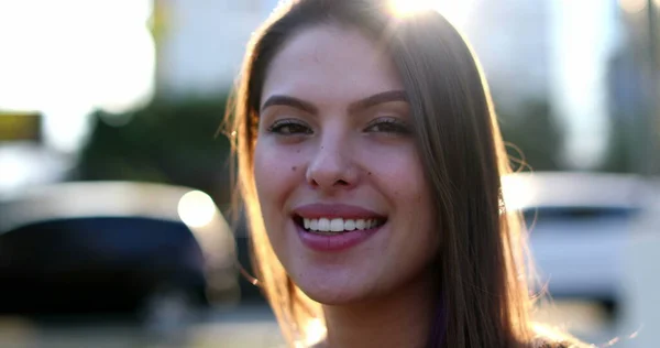 Young Woman Smile Looking Camera Flare Movyoung Woman Smile Looking — Stok fotoğraf
