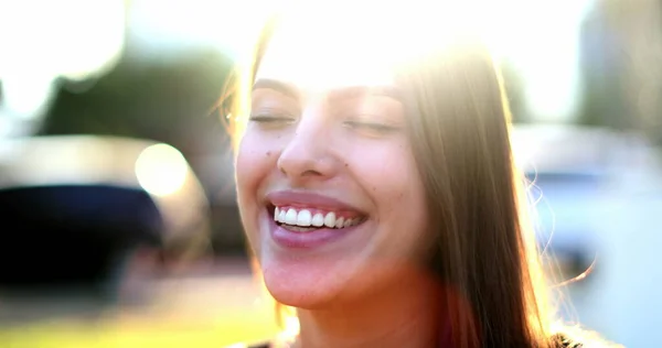 Young Woman Portrait Smiling Lens Flare Millennial Girl Real Life — Stockfoto