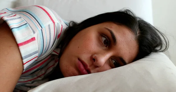 Wanita Muda Membuka Mata Berbaring Sofa Gadis Bangun Mata Terbuka — Stok Foto