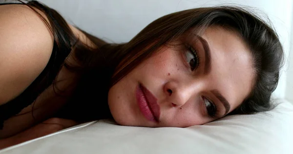 Young Pensive Woman Lies Couch Thinking Thoughtful Millennial Girl — Stock Photo, Image