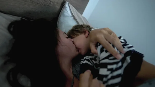 Μητέρα Και Παιδί Γιος Στο Πρωινό Κρεβάτι Αγάπη Φροντίδα Και — Φωτογραφία Αρχείου